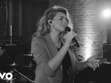 Tori Kelly – Never Alone ft. Kirk Franklin (Live)