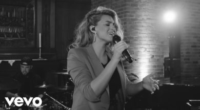 Tori Kelly – Never Alone ft. Kirk Franklin (Live)