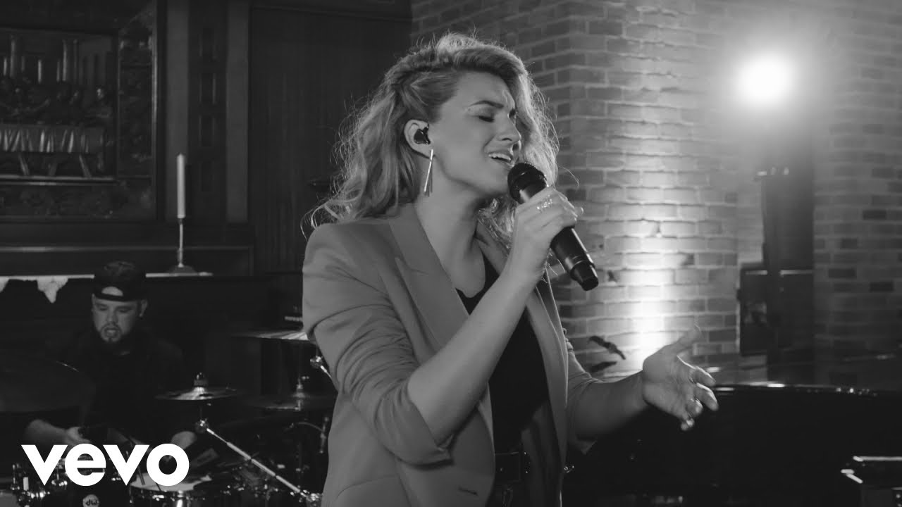 Tori Kelly – Never Alone ft. Kirk Franklin (Live)