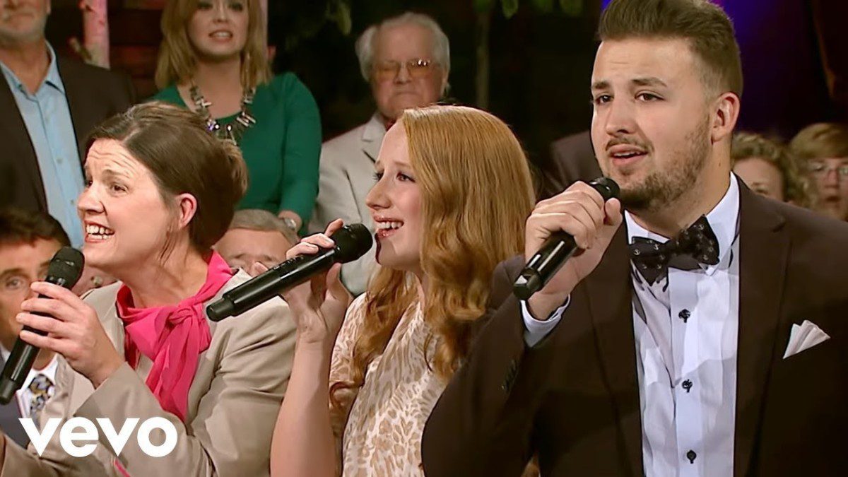 The Collingsworth Family – At Calvary (Live)